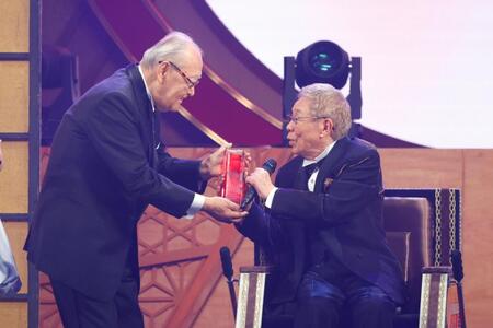 トロフィーを受け取った北島三郎（右）