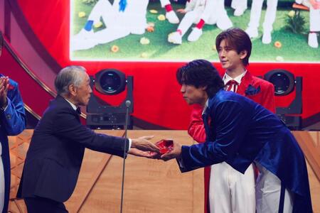 プレゼンターの堺正章（左）からトロフィーを受け取るＭＡＴＳＵＲＩの柳田優樹