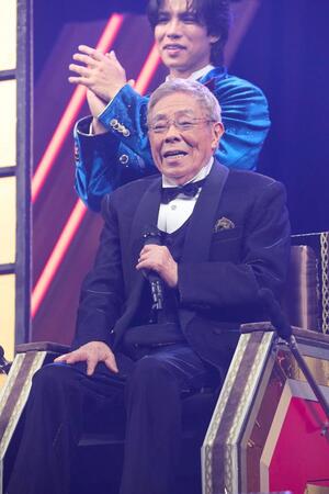 ステージでマイクを握った北島三郎