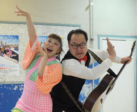 報道陣へ全力でネタを披露する森田まりこ（左）と松浦真也