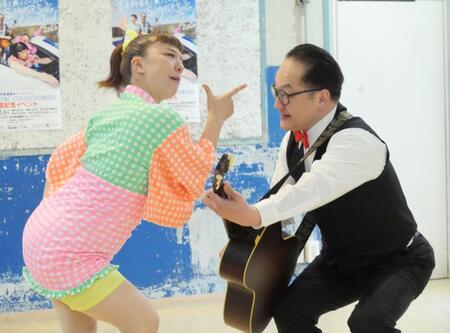 報道陣へ全力でネタを披露する森田まりこ（左）と松浦真也