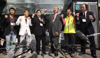 被災者にエールを送る、（左から）内藤氏、亀田興毅氏、大橋氏、ガッツ石松さん、具志堅氏、輪島氏の新旧世界チャンピオンたち＝２０１１年３月