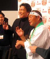 ＣＭ会見に出席した松井秀喜氏（左）とガッツ石松さん＝２００５年１月