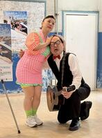 「りくりゅう」をまねたポーズを披露する森田まりこ（左）と松浦真也