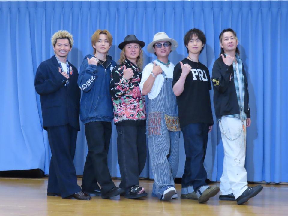 ポーズを決めるＤＡ　ＰＵＭＰの（左から）Ｕ-ＹＥＡＨ、ＫＥＮＺＯ、ＩＳＳＡ、ＫＩＭＩ、ＹＯＲＩ、ＴＯＭＯ