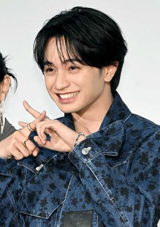 「≠」ポーズを決める中島健人＝ＴＯＨＯシネマズ　六本木ヒルズ（撮影・堀内翔）　