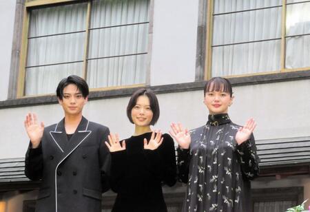 手を振る（左から）岩瀬洋志、杉咲花、多部未華子＝９日