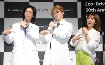 時計を披露する（左から）超特急のリョウガ、ユーキ、若槻千夏（撮影・吉澤敬太）