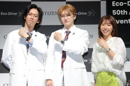時計を披露する（左から）超特急のリョウガ、ユーキ、若槻千夏（撮影・吉澤敬太）