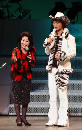 氷川きよし（右）のコンサートへ飛び入り参加した中村玉緒さん＝２００４年２月