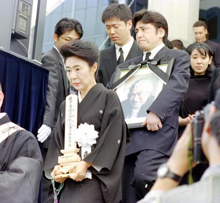 勝新太郎さんの告別式。右は遺影を持つ鴈龍さん＝９７年６月
