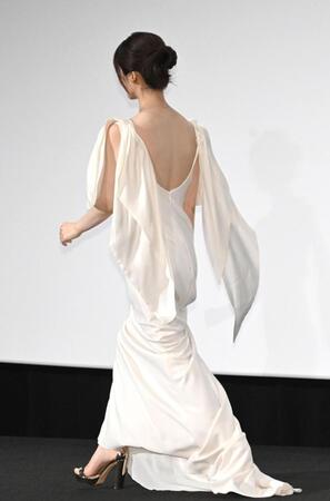 降壇する長濱ねる＝ＴＯＨＯシネマズ　六本木ヒルズ（撮影・堀内翔）