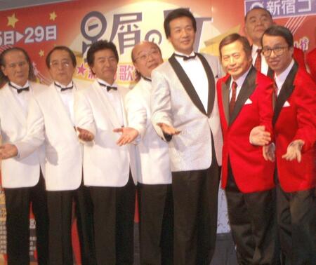 ２００７年、小宮孝泰（右）。前川清＆クール・ファイブとラサール石井と。