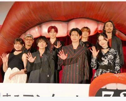 イベントに出席した（前列左から）吉川愛、板垣李光人、綱啓永、ＭＥ：ＩのＭＯＭＯＮＡ、（後列同）清水崇監督、ＴＡＧＲＩＧＨＴの西山智樹、ＢＵＤＤｉｉＳの森愁斗、柄本時生