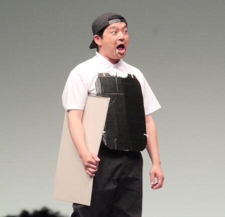 「アンパイアバンパイア」というキャラクターになりきってピンネタを披露する河本太