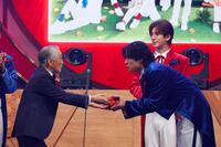 プレゼンターの堺正章（左）からトロフィーを受け取るＭＡＴＳＵＲＩの柳田優樹＝１１日