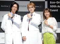 時計を披露する（左から）超特急のリョウガ、ユーキ、若槻千夏（撮影・吉澤敬太）