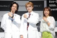 時計を披露する（左から）超特急のリョウガ、ユーキ、若槻千夏（撮影・吉澤敬太）
