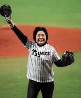 始球式を務めた中村玉緒さん＝２００６年４月