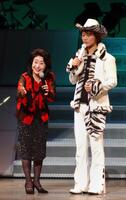 氷川きよし（右）のコンサートへ飛び入り参加した中村玉緒さん＝２００４年２月