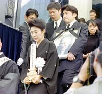 勝新太郎さんの告別式。右は遺影を持つ鴈龍さん＝９７年６月