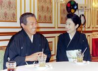 北島三郎（左）と談笑する＝９７年９月