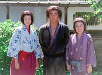 大河ドラマ「武蔵」に出演する（左から）米倉涼子、市川新之助（当時）＝０２年９月