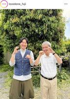 撮影のオフショット。右が小宮孝泰。「ＬＯＶＥＤ　ＯＮＥ」公式インスタグラム＠ｌｏｖｅｄｏｎｅ＿ｆｕｊｉより