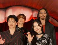 イベントに出席した（前列左から）吉川愛、板垣李光人、綱啓永、ＭＥ：ＩのＭＯＭＯＮＡ、（後列同）清水崇監督、ＴＡＧＲＩＧＨＴの西山智樹、ＢＵＤＤｉｉＳの森愁斗、柄本時生＝都内