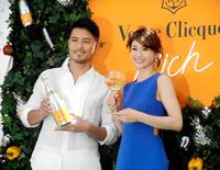 ２０１６年６月、シャンパン「ヴーヴ・クリコ」の新商品イベントに登場した鈴木啓太（左）と畑野ひろ子＝東京・六本木ヒルズ大屋根プラザ
