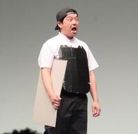 「アンパイアバンパイア」というキャラクターになりきってピンネタを披露する河本太