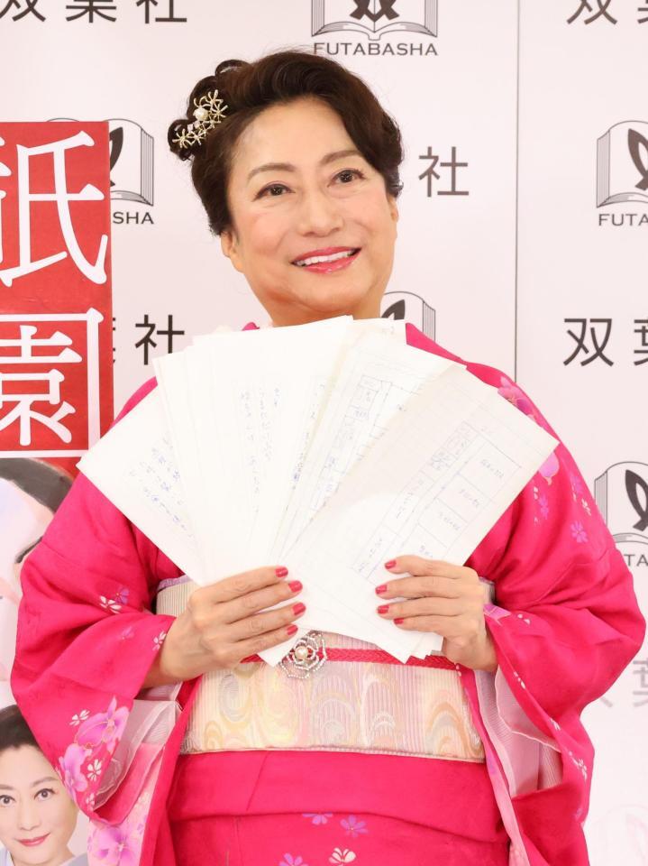 本格京都サスペンス「祇園の秘密　血のすり替え」出版記念取材会で直筆原稿を披露した山村紅葉