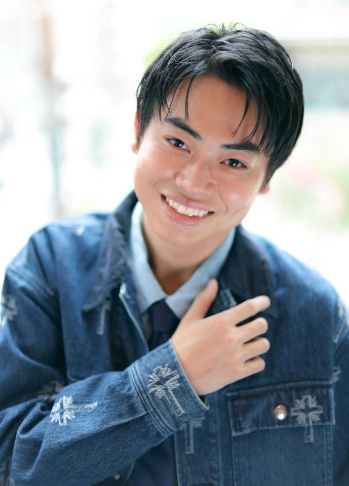 　笑顔を見せる菅生新樹（撮影・吉澤敬太）