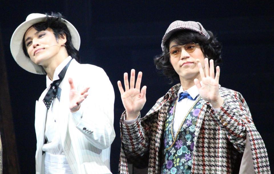 手を振る宮野真守（左）とＷＥＳＴ．神山智洋　