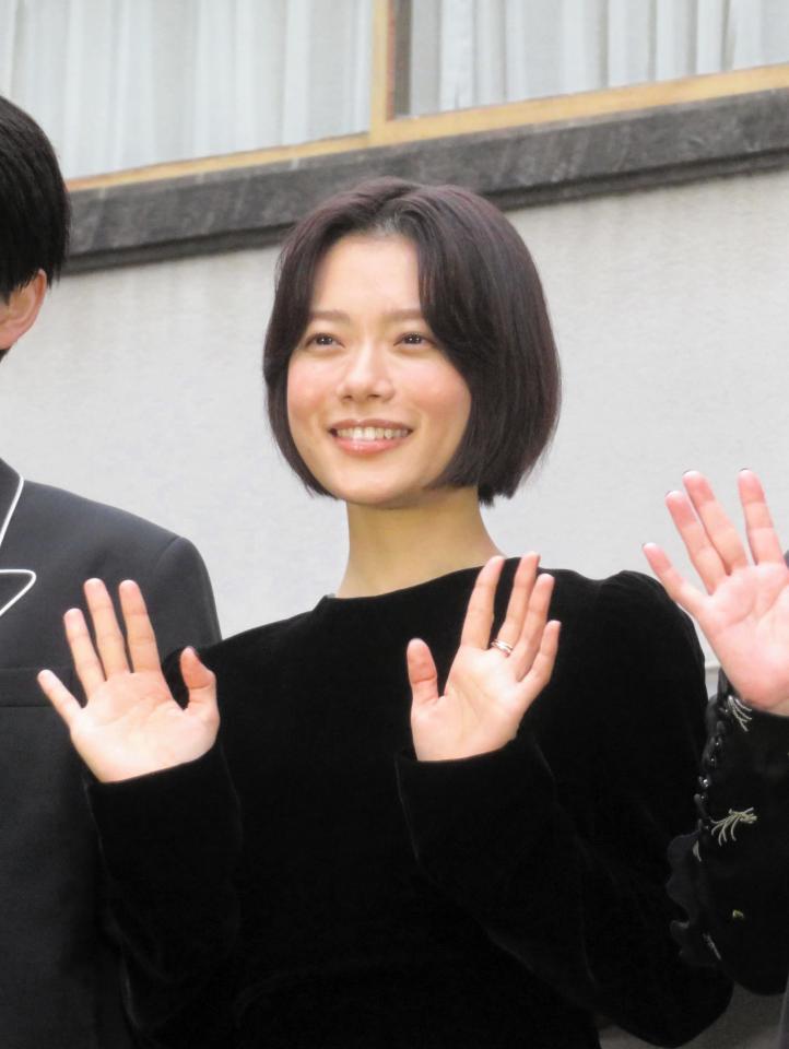 手を振る杉咲花＝９日