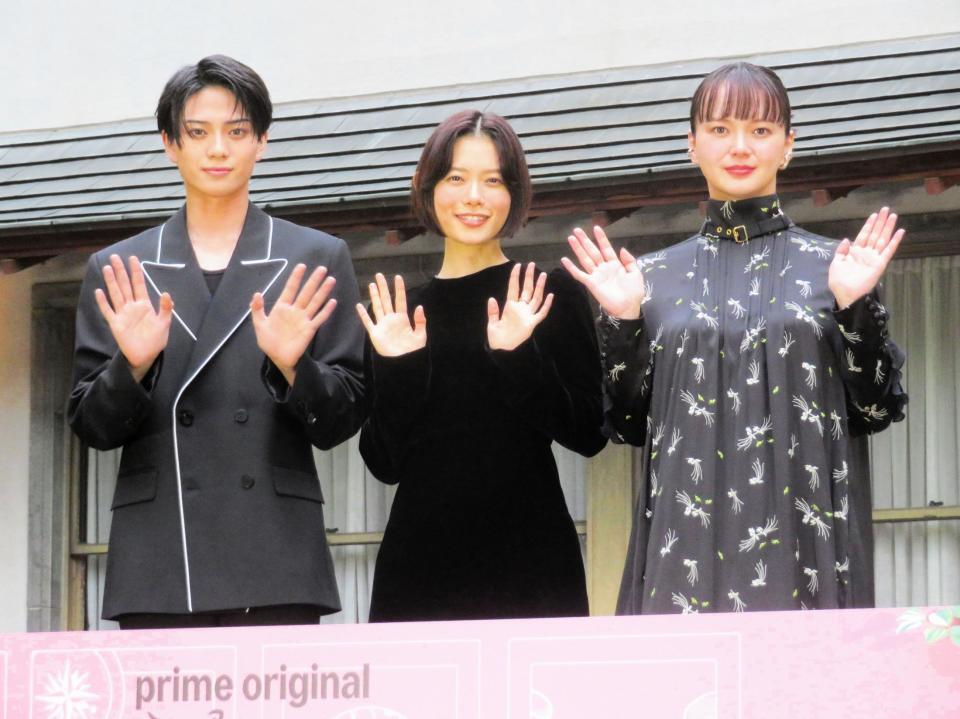 手を振る（左から）岩瀬洋志、杉咲花、多部未華子