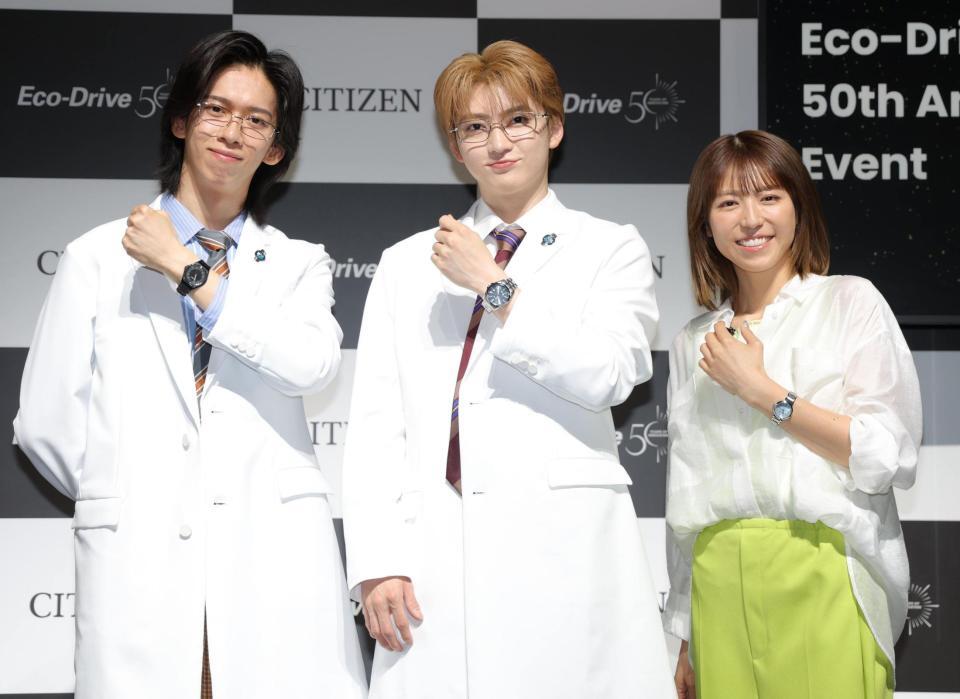 時計を披露する（左から）超特急のリョウガ、ユーキ、若槻千夏（撮影・吉澤敬太）
