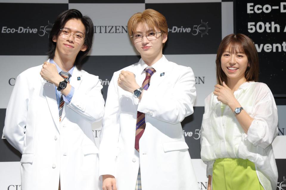 時計を披露する（左から）超特急のリョウガ、ユーキ、若槻千夏（撮影・吉澤敬太）