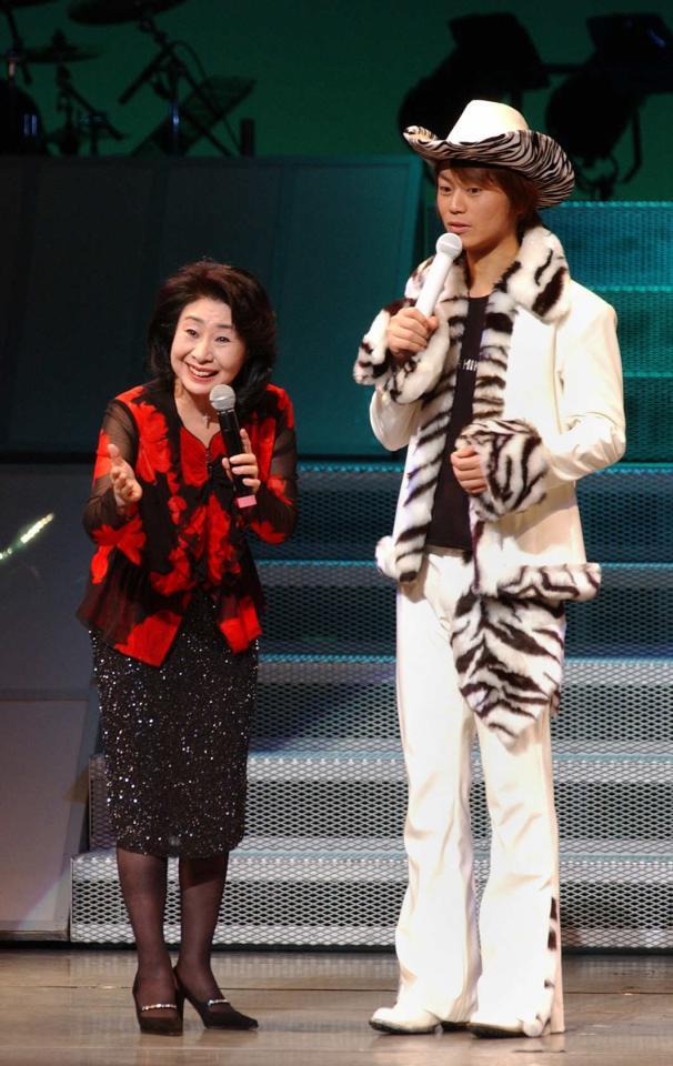 氷川きよし（右）のコンサートへ飛び入り参加した中村玉緒さん＝２００４年２月