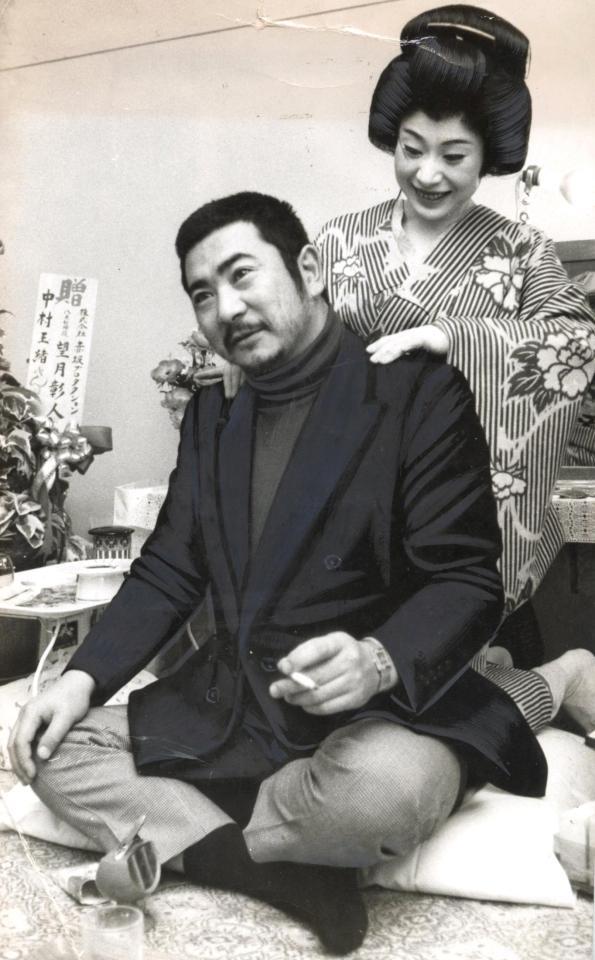 勝新太郎さん（左）の肩を揉む中村玉緒さん＝７１年