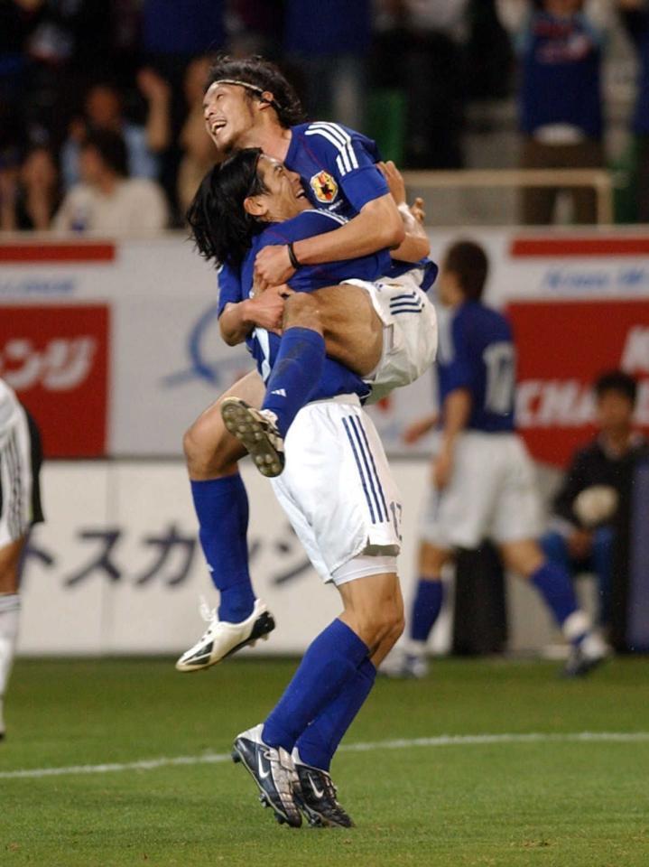 ２００３年５月、ゴールを決めた中山悟志（右）と抱き合って喜ぶＵ２２日本代表・鈴木啓太
