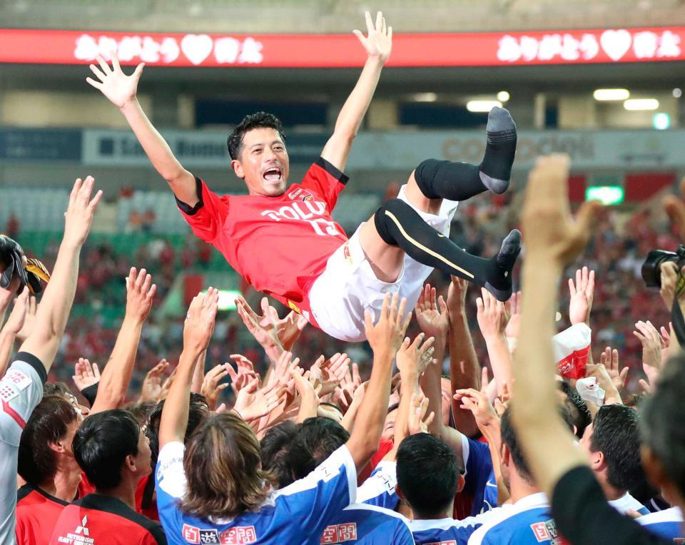 ２０１７年７月、引退試合後胴上げされる、Ｊ１浦和で活躍した元日本代表の鈴木啓太氏