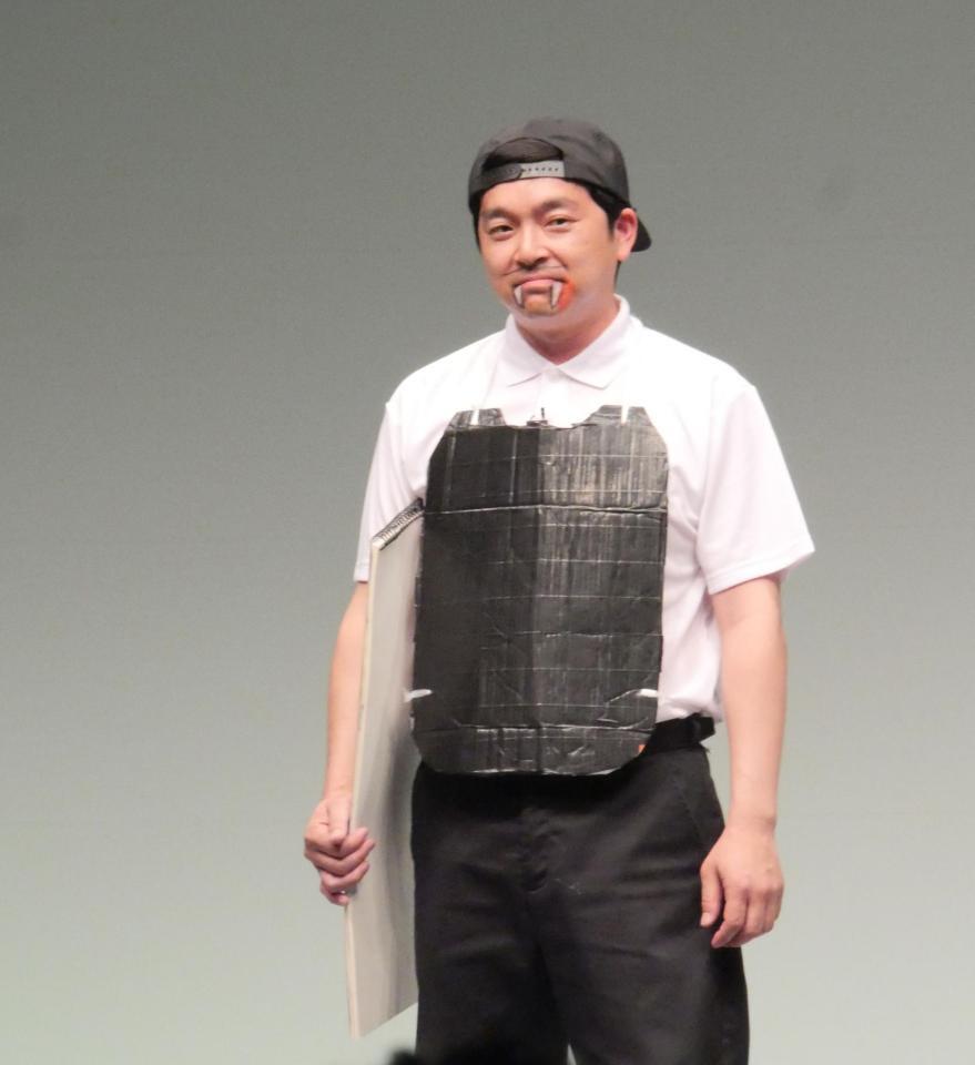 「アンパイアバンパイア」というキャラクターになりきってピンネタを披露する河本太