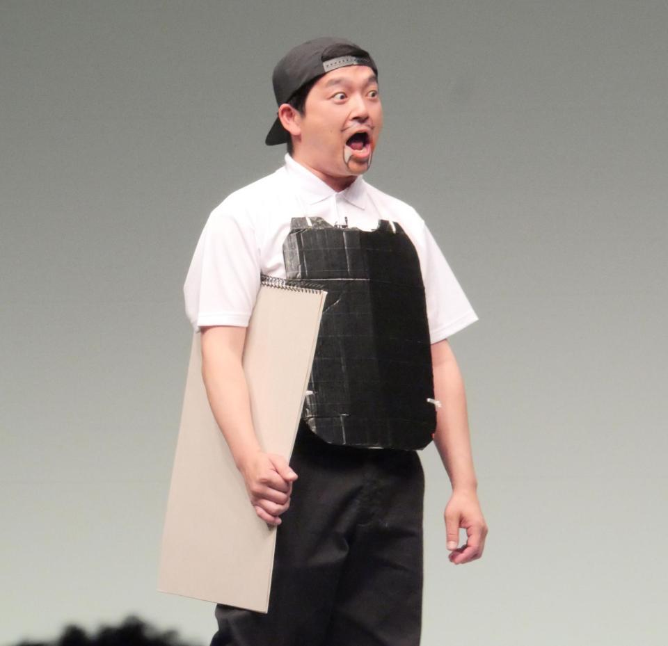 「アンパイアバンパイア」というキャラクターになりきってピンネタを披露する河本太