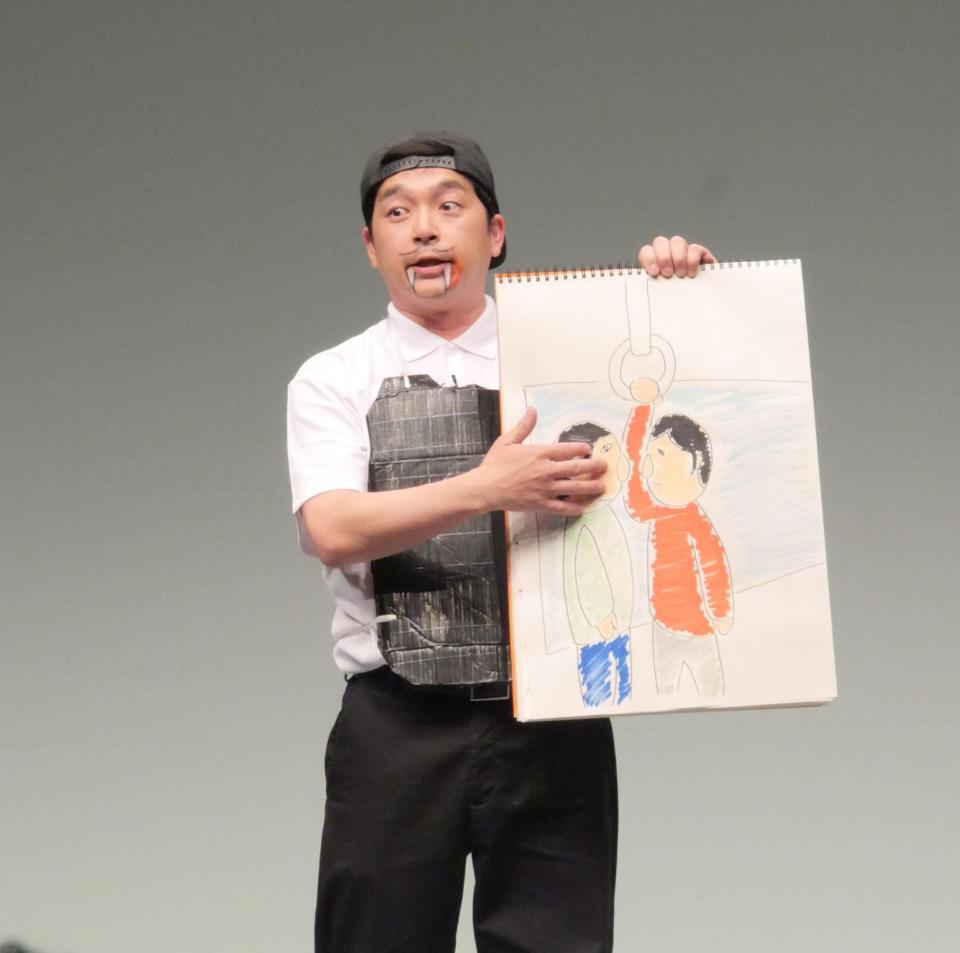 「アンパイアバンパイア」というキャラクターになりきってピンネタを披露する河本太