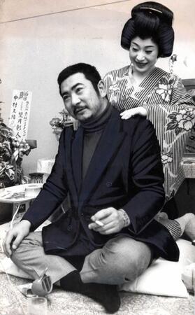 勝新太郎（左）の肩を揉む中村玉緒＝７１年