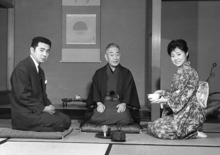 若き日の勝新太郎さん（左）と中村玉緒さん。中央は父の二代目中村鴈治郎さん