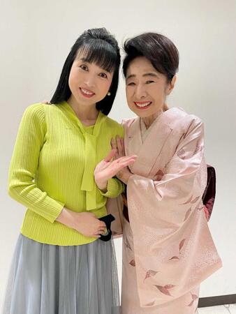 西村知美（左）と笑顔で写真に収まる