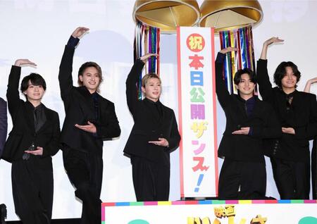 ポーズを決める（左から）西村拓哉、Ａぇ！ｇｒｏｕｐ・小島健、末澤誠也、正門良規、佐野晶哉（撮影・伊藤笙子）