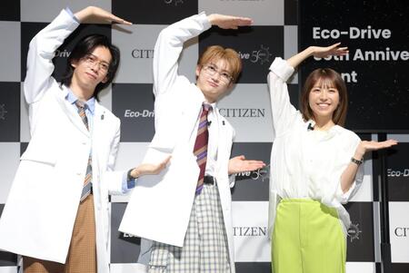 ＣＩＴＩＺＥＮポーズを決める（左から）超特急のリョウガ、ユーキ、若槻千夏（撮影・吉澤敬太）